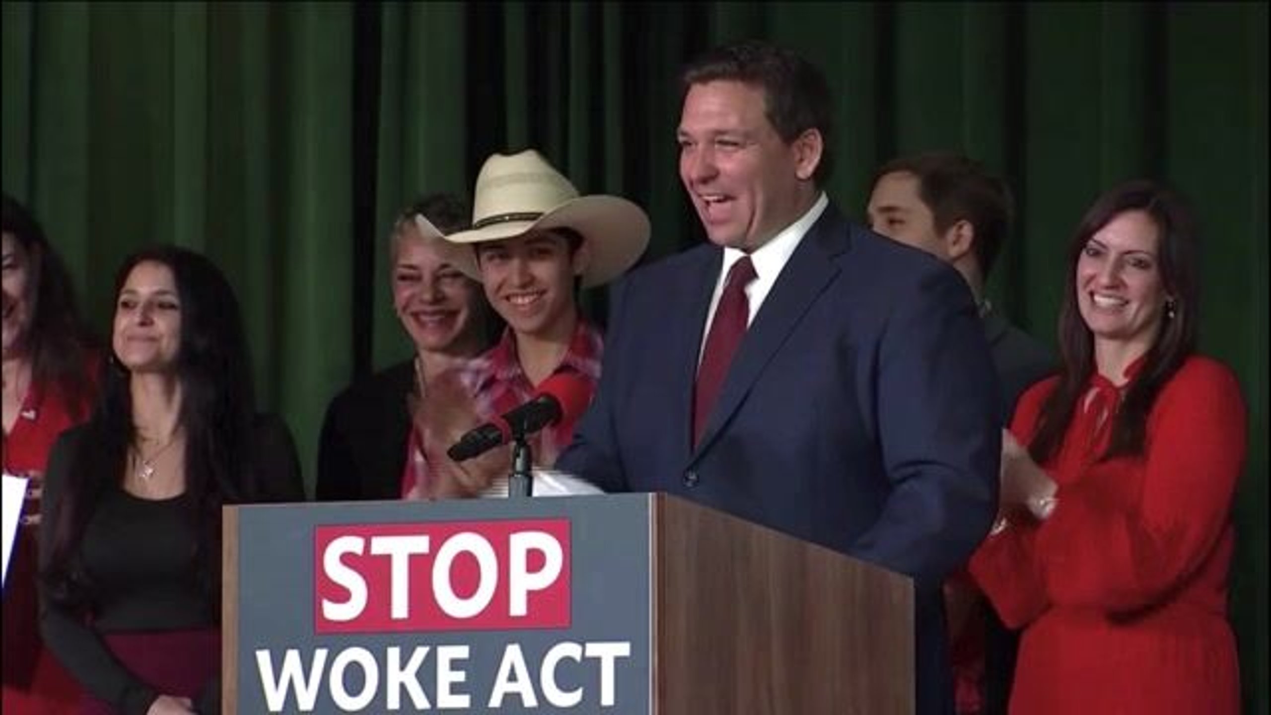 Gov. DeSantis (R-FL) throws signed hats into the crowd after his press ...